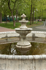 Obraz premium Old abandoned fountain in the park