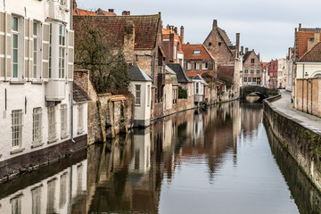 Fototapeta na wymiar Buildings around channels and bridge in Bruges