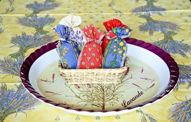 Profumi provenzali, sacchetti di fiori di lavanda essiccata