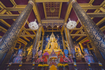 Obraz premium Buddha Chinarat in Wat Phra Sri Ratana Mahathat Woramahawihan