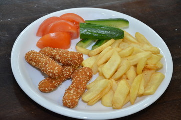 chicken nuggets with chips