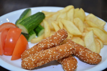 chicken nuggets with chips
