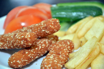 chicken nuggets with chips