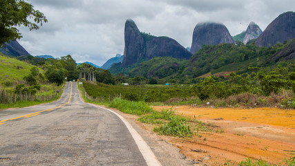 Fototapeta na wymiar Road in the middle of Pancas Rock Mountains, Espírito Santo, Brazil