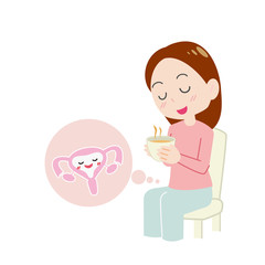 飲み物で体を温める女性