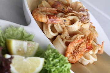 Piatto con calamari fritti servito in un ristorante