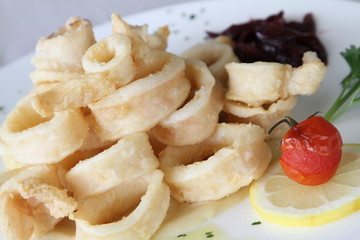 Piatto con calamari fritti servito in un ristorante