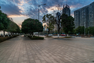 Obraz premium empty, modern square and skyscrapers in modern city