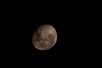 luna en cuarto creciente, definidos cráteres  