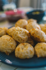 Pão de queijo fresco feito em casa