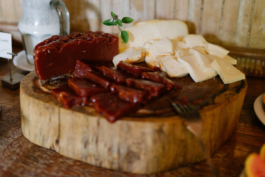 Queijo minas com goiabada (romeu e julieta), sobremesa tradicional de minas gerais