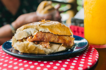 Pão francês com linguiça caseira em restaurante - Minas Gerais, Brasil