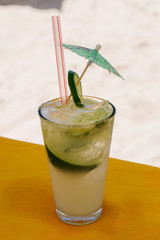 Caipirinha de limão na praia