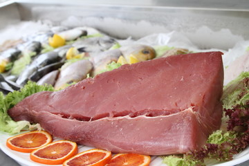 filetto di tonno fresco servito in un ristorante