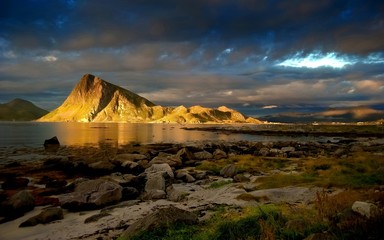 Es un paisaje de montaña. A primera vista se ve un gran lago .