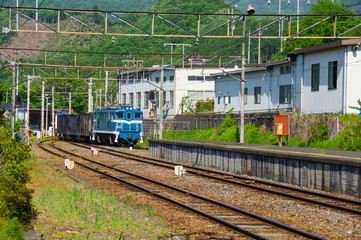 石灰石を輸送する貨物列車
