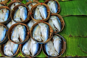 Mackerel steamed in a basket, placed on a banana leaf.