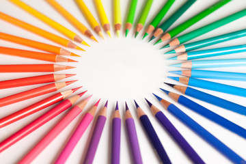 Obraz premium Color pencils in arrange in color wheel colors on white background