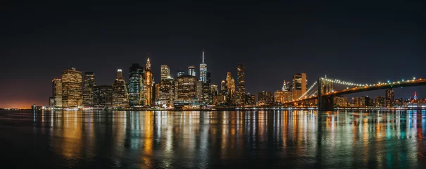 Foto op Plexiglas Panoramic view of Manhattan Bridge and Lower Manhattan Financial Disctrict at night with long exposure © gerardo