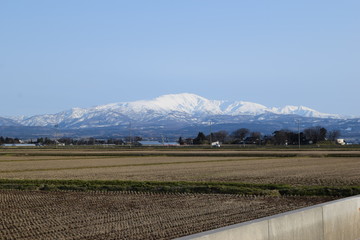 月山（がっさん）／ 山形県の中央部にあり、標高1,984mの火山です。湯殿山、羽黒山とともに出羽三山のひとつに数えられ、修験者の山岳信仰の山として知られています。日本百名山、新日本百名山、花の百名山及び新・花の百名山に選定されています。また、山麓は月山山麓湧水群として名水百選、月山行人清水の森として水源の森百選にも選定されています。