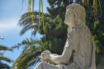 statue 