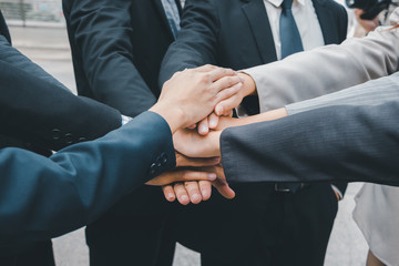 Obraz premium Success Teamwork Concept Business people joining hands city background.