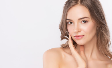 Naklejka premium close up Beauty Woman face Portrait, Beautiful Young Woman with Clean Fresh Healthy Skin, Facial treatment. Cosmetology, beauty and spa, isolated on white background