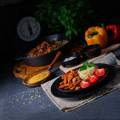 bulgur mit gebratenem fleisch und joghurtsoße