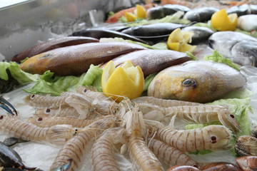 Pesce fresco su di un bancone di un ristorante italiano