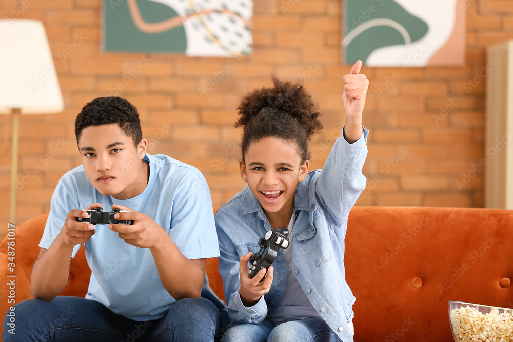 Wall mural african-american teenagers playing video game at home - Wall murals