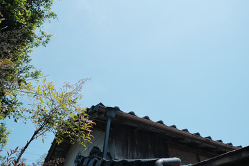 古民家と青い大空