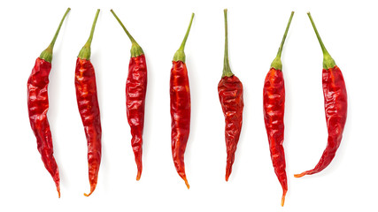 Hete rode droge chili pepers geïsoleerd op een witte achtergrond, banner. Bovenaanzicht, plat gelegd.