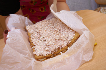 Fold the house. Cooking cake 