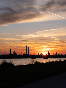 Rheinufer Monheim Blick auf Dormagen Industriepark Sonnenuntergang