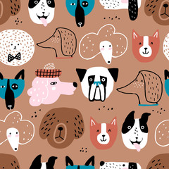 Modèle sans couture enfantin avec des chiens drôles sur fond bleu. Texture créative pour tissu, emballage, textile, papier peint, vêtements. Illustration vectorielle.