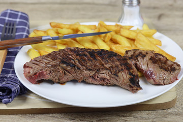 onglet de boeuf grillé et frites dans une assiette