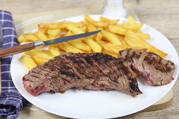 onglet de boeuf grillé et frites dans une assiette