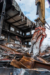 建築物件解体現場(許可済み且つ、既に存在しない物件です)　Demolition of...