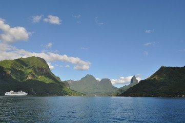 Panoramic of the jagged mountains of Moorea
