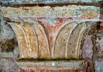 Chapiteau médiéval dans l'abbaye de Fontenay, France