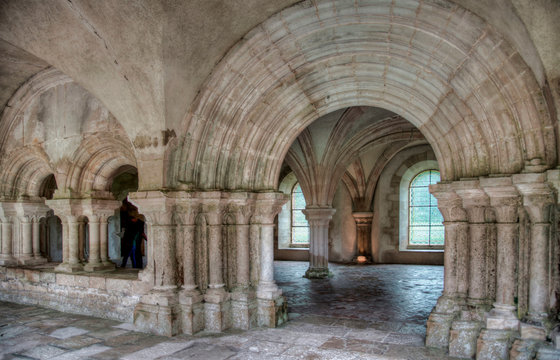 Clo&icirc;tre et b&acirc;timents abbatiaux de Fontenay &agrave; Marmagne, France