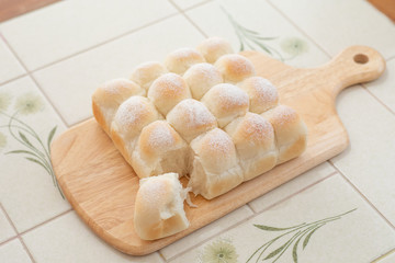 自宅でパン作り　ちぎりパン　カッティグボードに並べたちぎりパン