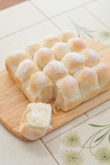自宅でパン作り　ちぎりパン　カッティグボードに並べたちぎりパン