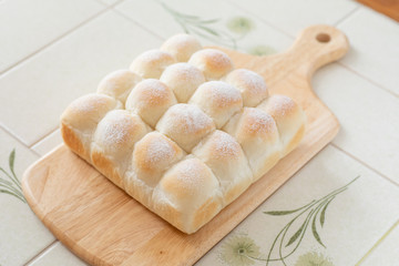 自宅でパン作り　ちぎりパン　カッティグボードに並べたちぎりパン