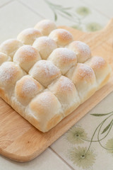 自宅でパン作り　ちぎりパン　カッティグボードに並べたちぎりパン