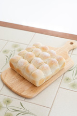 自宅でパン作り　ちぎりパン　カッティングボードに並べたちぎりパン