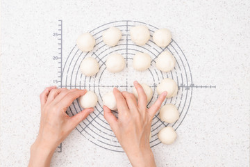 自宅でパン作り　ちぎりパンを作る工程　2-生地を分割し、まるめる