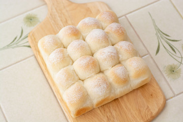 自宅でパン作り　ちぎりパン　カッティグボードに並べたちぎりパン