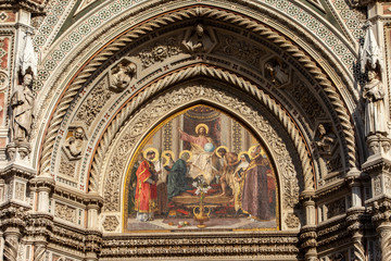 Fototapeta na wymiar the facade of the Cathedral of Santa Maria del Fiore in Florence. Italy