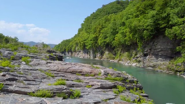 新緑の長瀞渓谷の風景